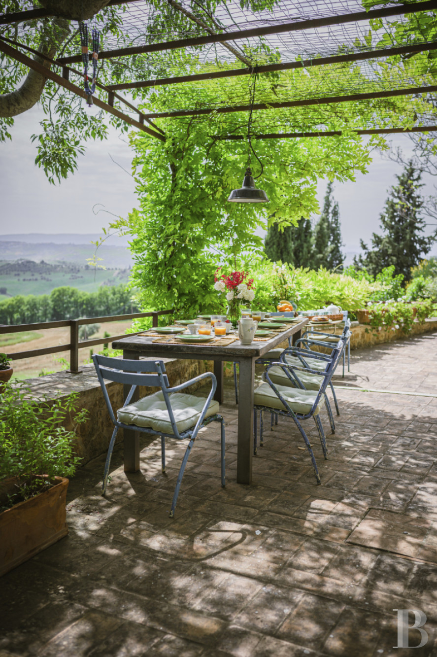 An old olive grove farmhouse restored to its former glory, overlooking the countryside in the Val d'Orcia in Tuscany - photo  n°31